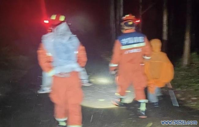 消防雨夜转移被困深山的一家四口